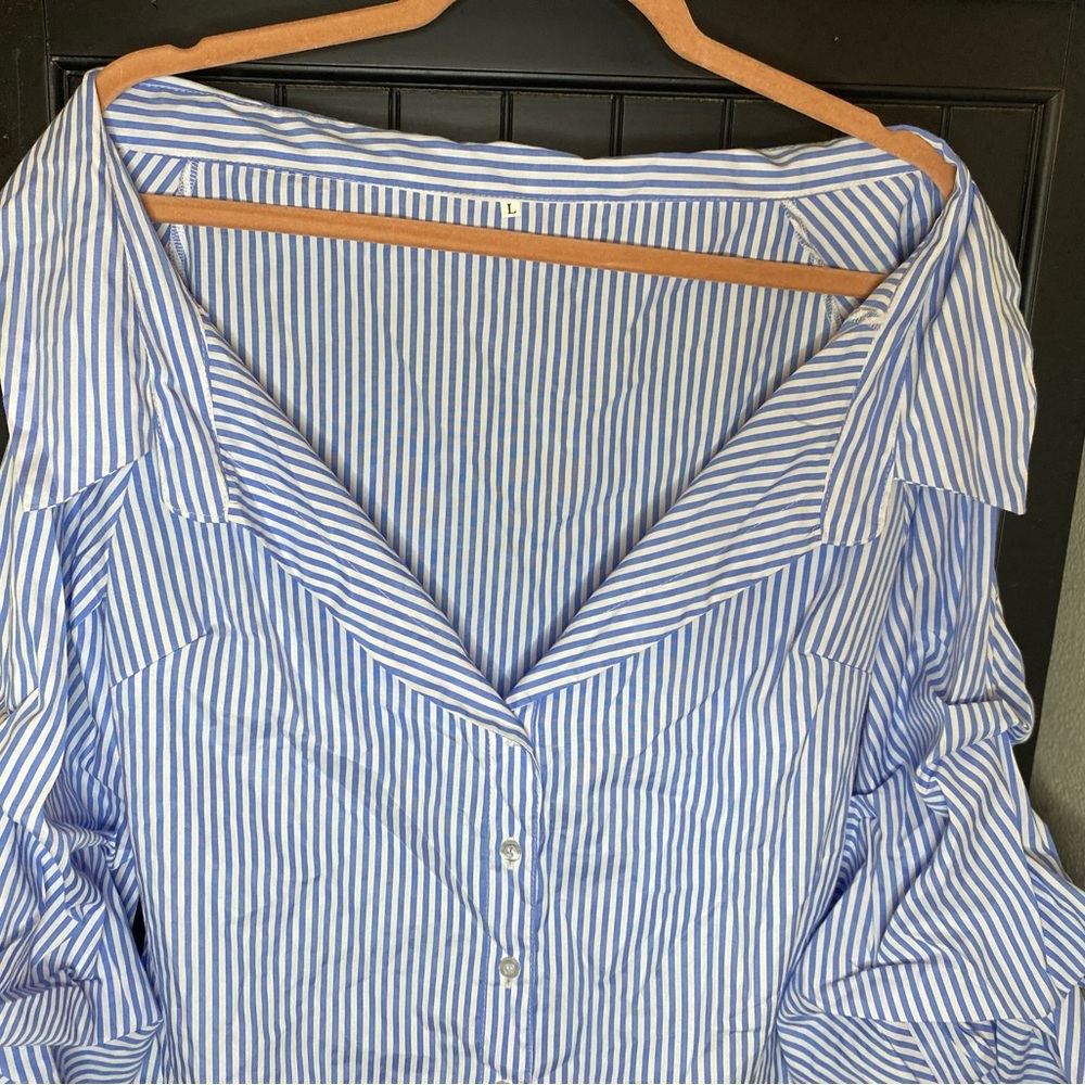Off the shoulder, scrunched sleeves button up.